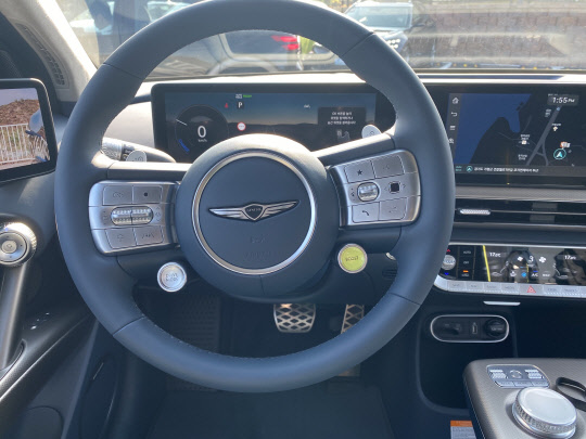 제네시스 GV60 운전석. <이상현 기자>